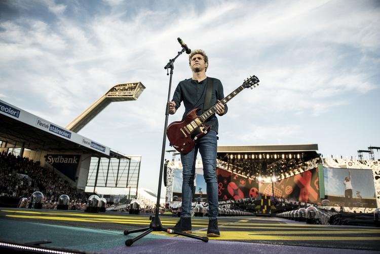 POPSTJERNE. Niall Horan tager i stigende grad guitaren i hænderne, når bandet performer, og det går generelt også bedre, end når han synger solo 