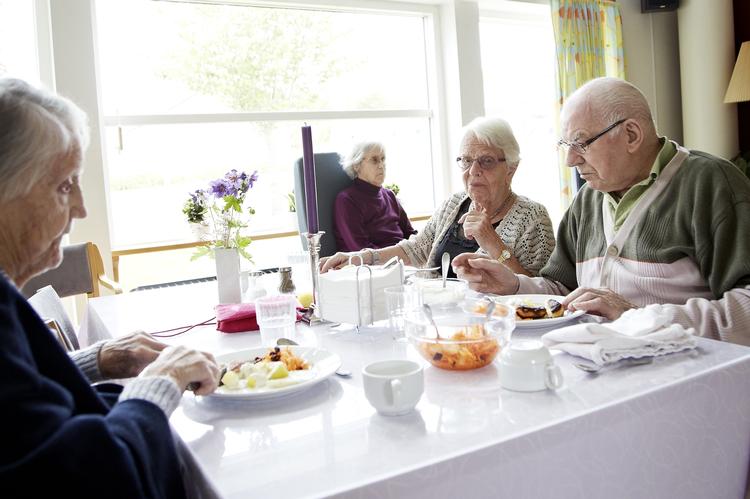 Ældrevelfærd. På Virklund Plejecenter får beboerne hver dag hjemmelavet mad fra plejecentrets køkken. Og det betyder meget, for vores verden er jo ikke ret stor«, siger 68-årige Kirsten Hesel. 