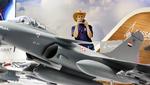 gennembrud. Frankrig viser muskler på den store messe, som finder sted i Paris i disse dage. Her fotograferer en gæst en model af jagerflyet Rafale fra firmaet Dassault, der er blevet en stor succes for landets våbenindustri. 