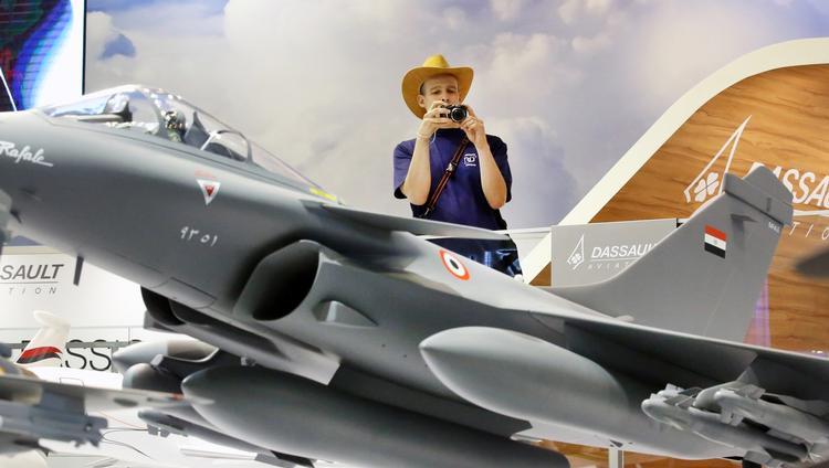 gennembrud. Frankrig viser muskler på den store messe, som finder sted i Paris i disse dage. Her fotograferer en gæst en model af jagerflyet Rafale fra firmaet Dassault, der er blevet en stor succes for landets våbenindustri. 