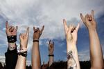 Copenhell. Du kommer nok til at se nogle af disse håndtegn til Danmarks største metalfestival. 