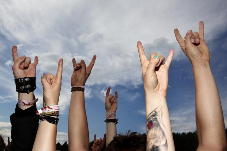 Copenhell. Du kommer nok til at se nogle af disse håndtegn til Danmarks største metalfestival. 