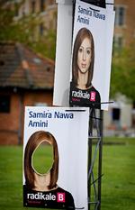 Selfie. Hullet i den radikale valgplakat er ikke hærværk, men en invitation til at tage et billede af dig selv. 