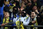 hysteri. Medlevende Fenerbahce-fans under den seneste derby-kamp mod Galatasaray på hjemmebane. 