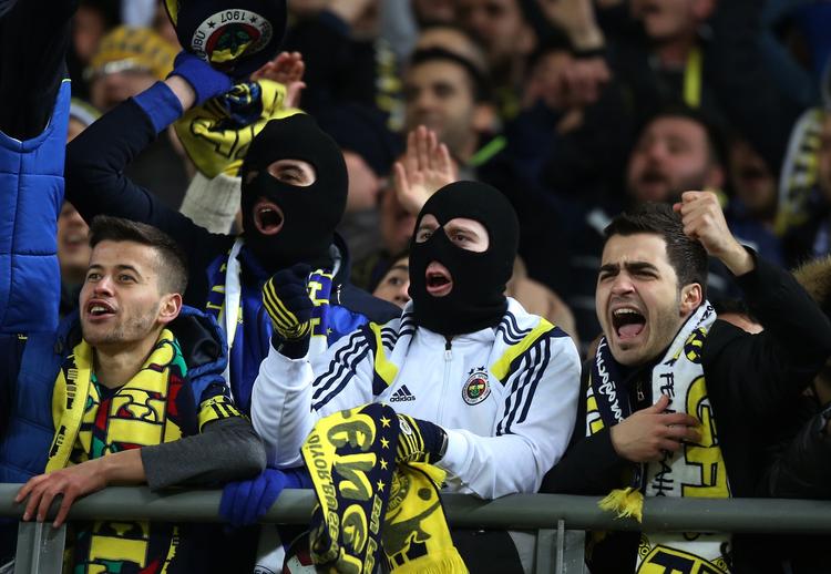 hysteri. Medlevende Fenerbahce-fans under den seneste derby-kamp mod Galatasaray på hjemmebane. 