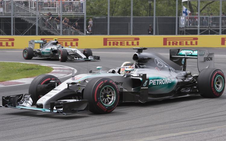 Dominans. Sådan har formel 1 set ud i halvandet år. To Mercedes-kørere i front langt foran feltet. Her er Lewis Hamilton foran Nico Rosberg. 