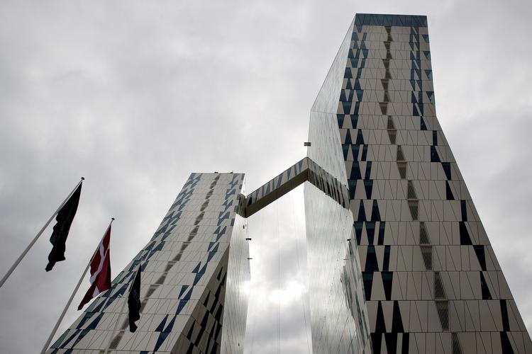 Højt. Slacklinere vil på fredag gå en lille tur mellem de to tårne. 