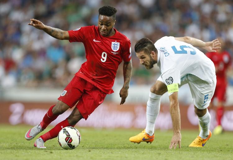 ambitiøs. Den kun 20-årige Raheem Sterling har med i løbet af kort tid fået etableret sig som stamspiller for både Liverpool og England. Men spilleren vil nu videre til en større klub. 