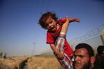 Hjælp. Kampe mellem Islamisk Stat og kurdiske styrker i det nordlige Syrien fik i denne og sidste uge flere end 23.000 desperate syrere til at flygte over grænsen mod nord til Tyrkiet. Netop Tyrkiet er nu det land i verden, der huser flest flygtninge. 