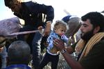 Beskyttelse. Verden har ikke siden anden verdenskrig set magen til flygtningestrøm som den nuværende. Her bliver en baby hjulpet over grænsen fra Syrien til Tyrkiet. 