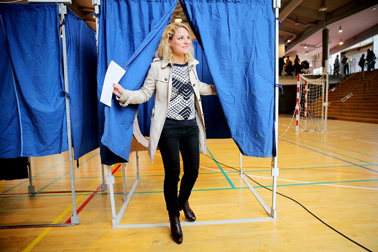 Valg. Johanne Schmidt-Nielsen fra Enhedslisten har netop stemt i Korsgadehallen på Nørrebro i København. 