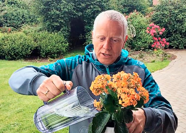 Spild. I valgkampen taler alle om vækst. Kristendemokraternes kandidat i Ringkøbing, Kristian Andernsen, forsøger helt bogstaveligt at demonstrere partiets politik med en kande vand og en lettere vissen blomst. 