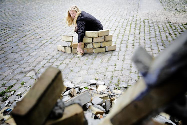 panik. Katrine Jørgensen er på boligjagt. Hun står 1. august uden bolig og er ved at blive desperat. 