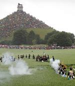 Jubilæum. Verdens nok mest berømte slag fejres ved flere genopførelser af udvalgte kampe. Her er man i gang ved Lion's Mound i Belgien forleden. 