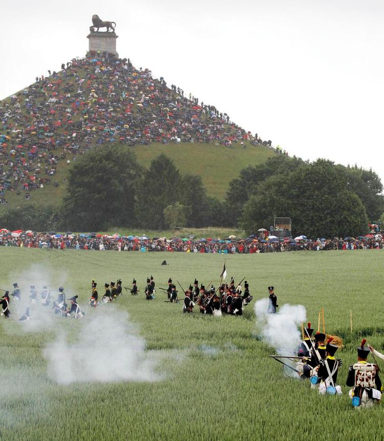 Jubilæum. Verdens nok mest berømte slag fejres ved flere genopførelser af udvalgte kampe. Her er man i gang ved Lion's Mound i Belgien forleden. 