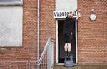 Festdag. På Gjessø Skole i Valgkredsen Silkeborg Syd er der gjort klar til, at i alt 866 borgere kan stemme. Her er skolens pedel Heine ved at gøre klar til valgafholdelsen. 