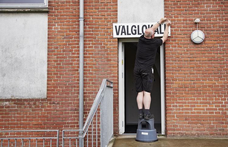 Festdag. På Gjessø Skole i Valgkredsen Silkeborg Syd er der gjort klar til, at i alt 866 borgere kan stemme. Her er skolens pedel Heine ved at gøre klar til valgafholdelsen. 