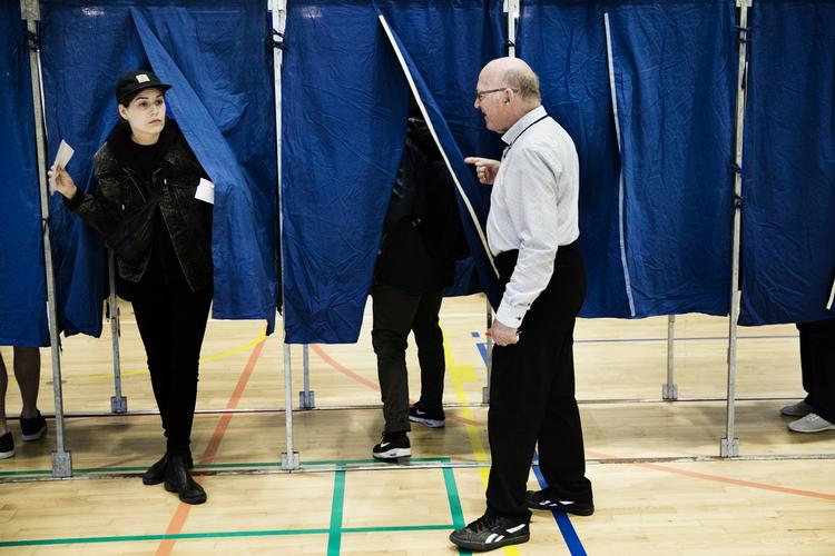 VALG. Flere danskere har i løbet af dagen offentliggjort billeder på sociale medier af deres afkrydsede stemmeseddel. Men det er imod loven, oplyser Indenrigsministeriet. 