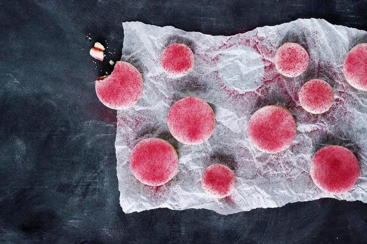 Snitte med kant. Balsamicoen fremhæver jordbærrenes sødme og giver kant til de ellers klassiske snitter. 