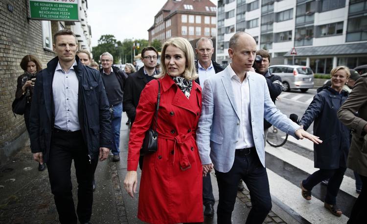 Valgdag. Statsministeren stemte i dag med sin mand Stephen Kinnock. Siden i går er en falsk artikel floreret på de sociale medier om, at skatteborgerne skulle have betalt en privat rejse for Stephen Kinnock. 