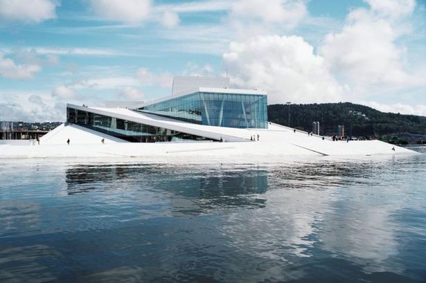 Oslos opera blev indviet i 2008 og er et markant vartegn, som borgere og besøgende kan spadsere på eller blot sidde på og kigge ud over vandet. 