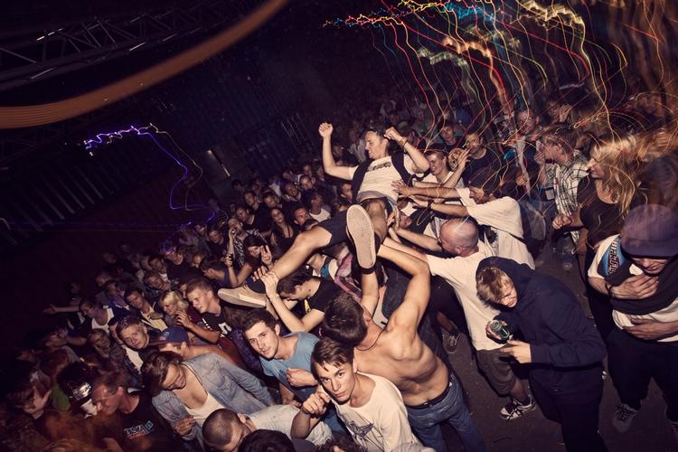 RAVE. Raw inviterer for 10. år i træk til megafest. 