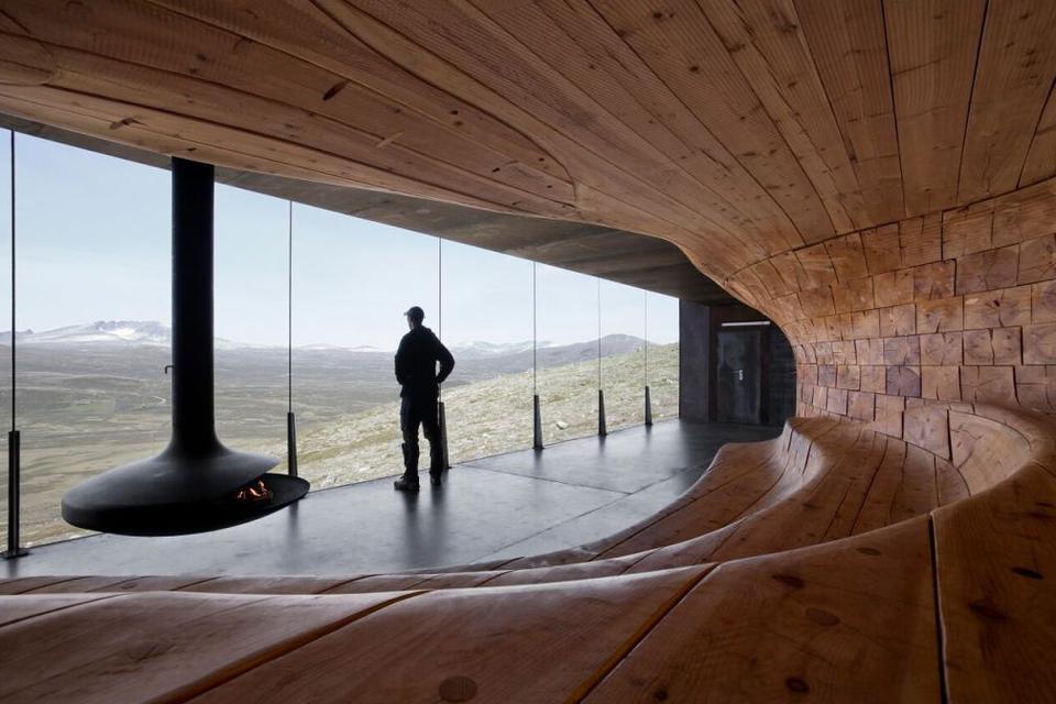 På Dovrefjeldet finder man Snøhettas bud på en observationspavillon, hvor man kan tage plads og kigge efter vilde rensdyr. 