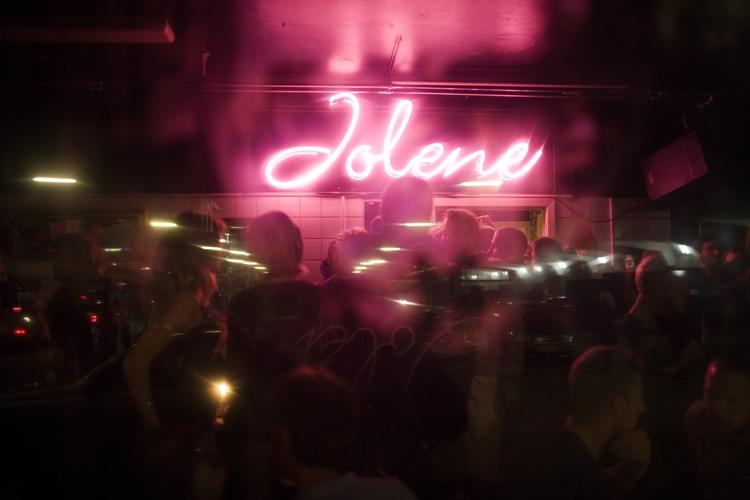 Lørdag. Jolene Bar har lagt sig ud med den danske gå-i-byen kultur. 