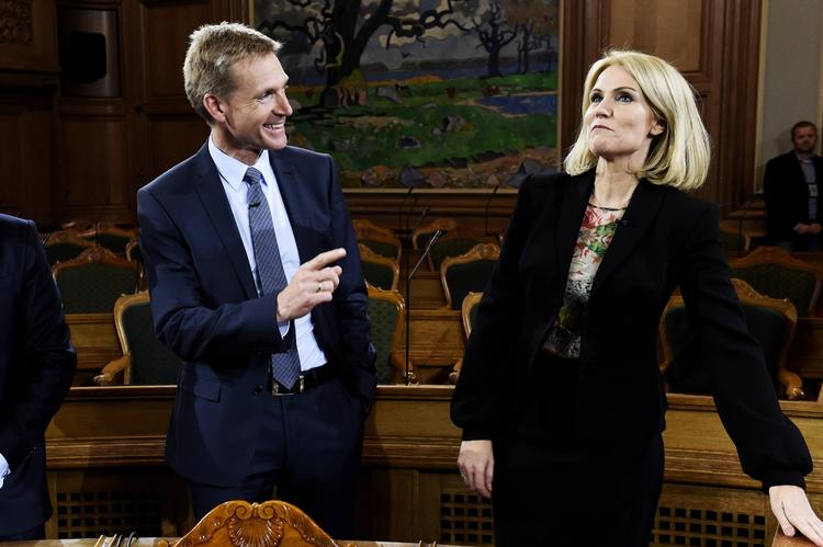 Afslutning. Partilederrunden på Christiansborg. DF-formand Kristian Thulesen Dahl (midten) spøger med Socialdemokraternes Helle Thorning-Schmidt, der kort tid forinden har fortalt partifællerne og pressen, at hun vil træde tilbage som formand. 