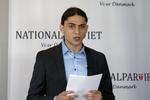 Folketingsforhindret. »hvis vi taler politik, så taler vi politik, og så har jeg så sandelig noget at skulle have sagt«, sagde yahya hassan til et pressemøde i april, da han i en timelang enetale forklarede, hvorfor han ville stille op til folketinget for nationalpartiet. Indtil videre må yahya hassan dog sætte dagorden uden for folketingssalen. 