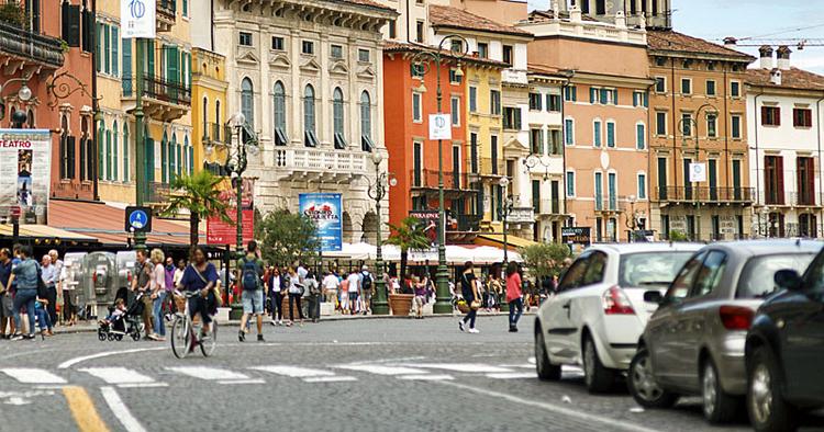 Afvist. Det er ikke kun i Spanien, at der er problemer med at leje bil hos udlejningsfirmaet Goldcar med et Visa/Dankort. Også i Italien - her Verona - er der steder, det ikke godtages. 