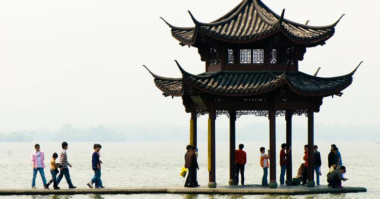 UNESCO. Ferskvandssøen Xihu i Hangzhou er på Unescos verdensarvliste og blev af digteren Su Dongpo (960-1127) sammenlignet med Xi Zi, den smukkeste kvinde i Kina. 