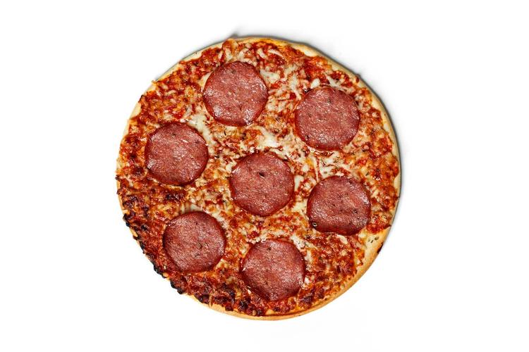 dansk. Pepperoni, der er en populær pizzatopping, har ikke meget med Italien at gøre - det er en amerikansk opfindelse. På mange europæiske frostpizzaer ligger der paprikakrydrede pølser lavet i Kjellerup i Danmark. 