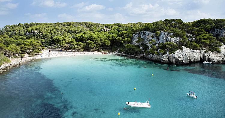 menorca. Mallorcas halvukendte lillesøster har strande, der får de fleste til at savle. 