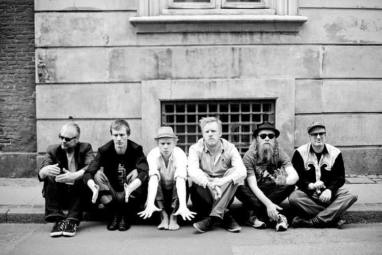 Håndspillet. Pianisten Simon Toldam (nummer tre fra venstre) og hans orkester STORK bider fra sig 4. juli i Skuespilhusets Foyer. 