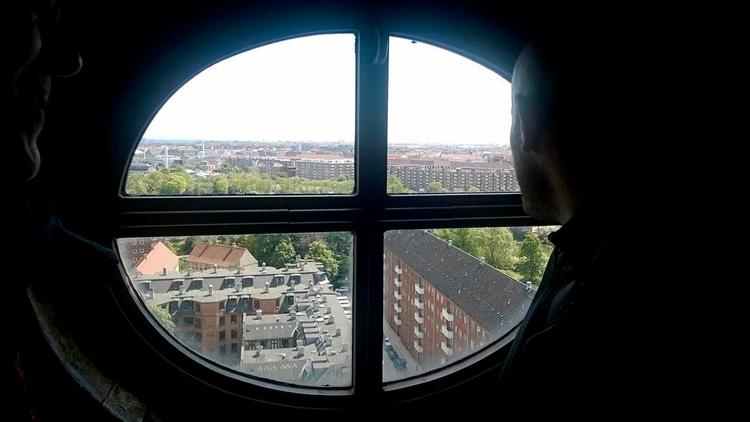 kirkekig. Der er langt ned, men højdeskrækken er kun en del af Mortens angst, som gør, at han hele tiden tror, alt går galt for netop ham. 
