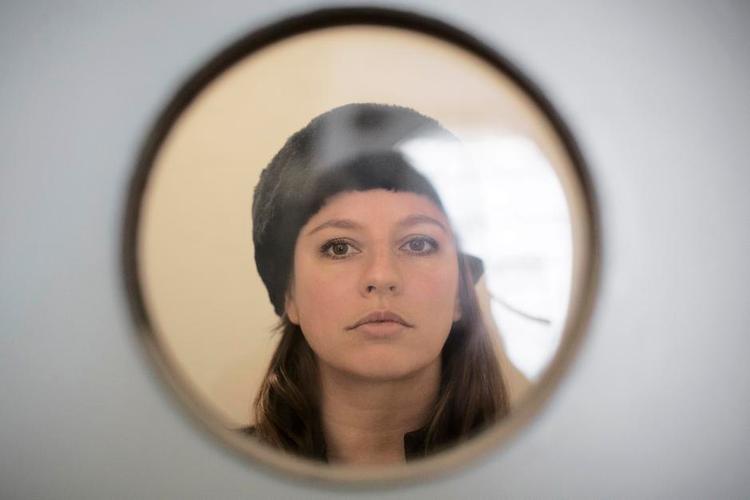 starten. 21 år gammel ankom Maria Faust til Danmark. Hun lærte sig engelsk ved at se MTV, tjente til opholdet ved at skure toiletter og boede i kælderen hos konservatoriets administrationschef. 