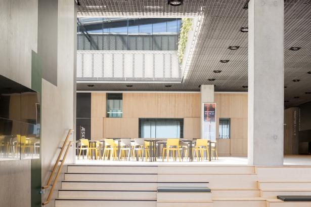 Indretningen skifter mellem forskellige naturmaterialer som stål og træ, og kun enkelte steder er der anvendt farver. Gulvet er et betondæk, der fortsætter udenfor, og loftet er beklædt med strækmetal, som også fortsætter udenfor. 