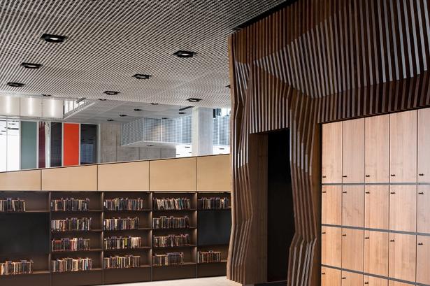 Biblioteket er mere end blot en samling af bøger: det er et videns- og dannelseshus med blandt andet en koncertsal, borgerservice, legepladser, studiesale og en café. 