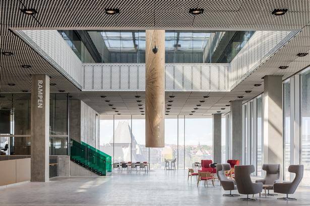 I midten af huset er en rampe og trappe med fem afsatser, der kan kurateres til for eksempel oplæsninger og udstillinger. 