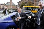 Politik. Venstre-formand Lars Løkke Rasmussen ankommer til partilederdebat i Publicistklubben i Industriens Hus i dag. Christiansborg i aftes. 