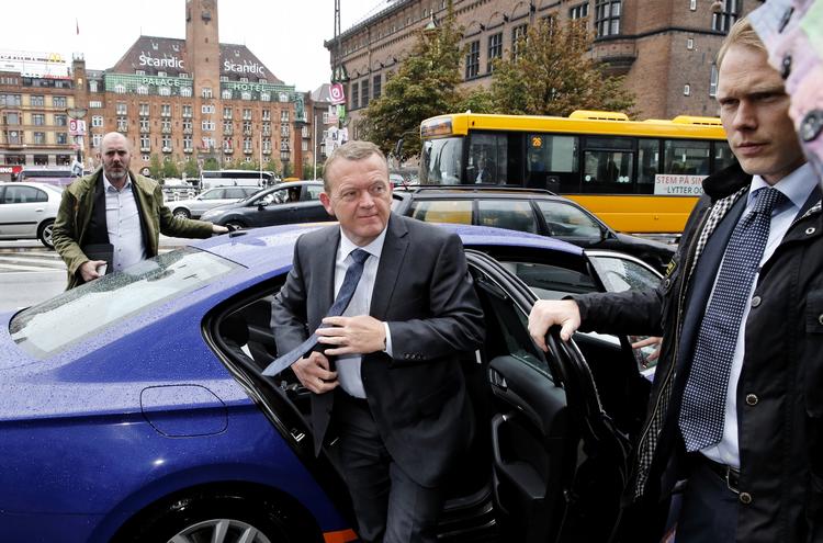Politik. Venstre-formand Lars Løkke Rasmussen ankommer til partilederdebat i Publicistklubben i Industriens Hus i dag. Christiansborg i aftes. 