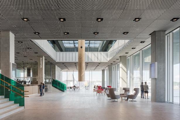 Husets bærende kerner, skiftende niveauer og skiftende loftshøjder giver det åbne rum naturlige inddelinger. 