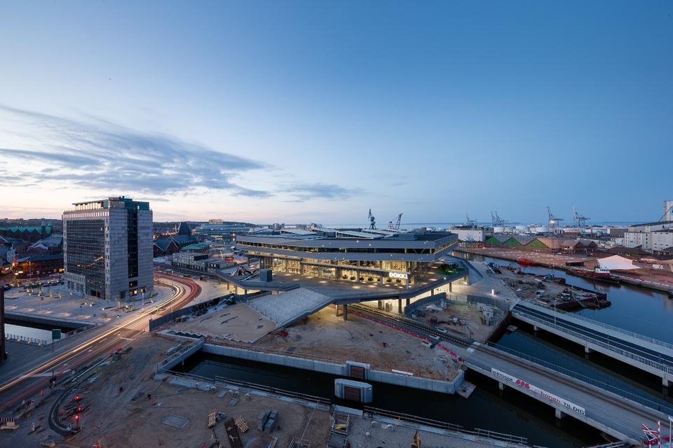 Havnepladsen er endnu ikke færdig. Der går mindst to år, før det omgivende byrum og letbanen er på plads. Havnepladsen strækker sig forbi Hack Kampmanns toldbygning og det andet store nye hus i havnen, ingeniørhøjskolen Navitas. 