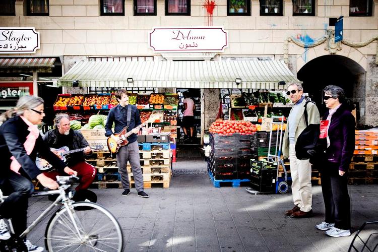 Forspil. To guitarister varmer op i Blågårdsgade til årets jazzfestival. Et intenst og tæt holdarbejde mellem Rune Funch og Københavneriet. 