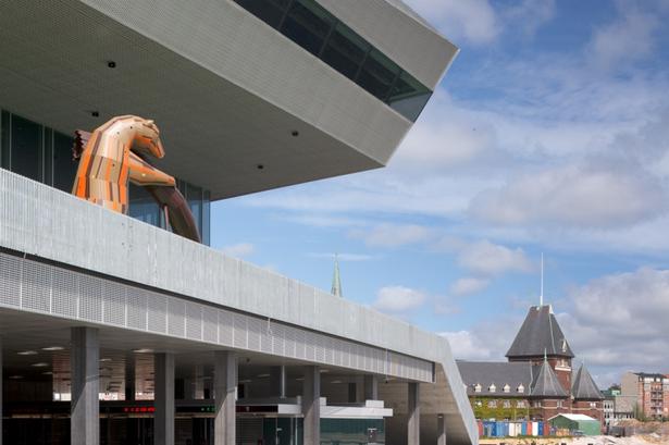 Den seks meter høje bjørn, man kan se løfte en træstamme på dækket, er en rutsjebane på en legeplads, tegnet af Monstrum. Dens tema er dyr og verden regioner. 