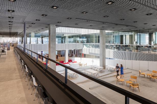 Møbleringen er også udført af Schmidt Hammer Lasse Architects, der har udstyret nogle områder med lyse træmøbler og andre steder nogle klumpede polstrede sofaer. 