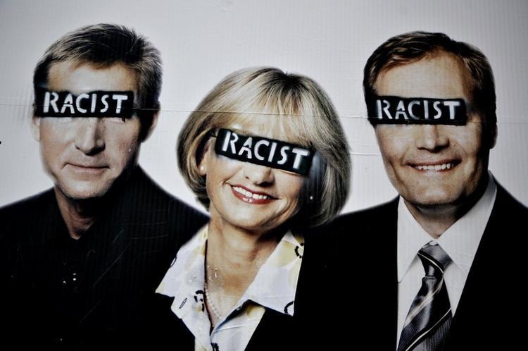FEJLMÅLING. Når de 20-25 pct. af vælgerne, der støtter Dansk Folkeparti, beskyldes for racisme og kaldes svinehunde, så får det mange til at skjule deres stemme til partiet, konstaterer direktøren for Megafon. Her er en af partiets plakater udstyret med klistermærker fra dets modstandere. 