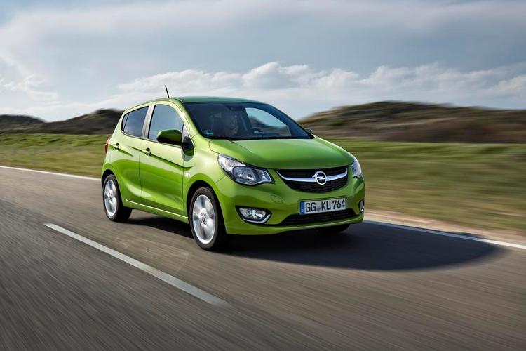 LILLEBROR. Opel Karl er 3,68 meter lang og 1,48 meter høj. Bilens arkitektur er nyudviklet, men fronten afspejler det nære slægtskab med bl.a. Opel Corsa. 
