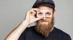 se. Be My Eyes er en dansk app, der gør det muligt via at koble frivillige sammen med synshandikappede, der har brug for hjælp. 